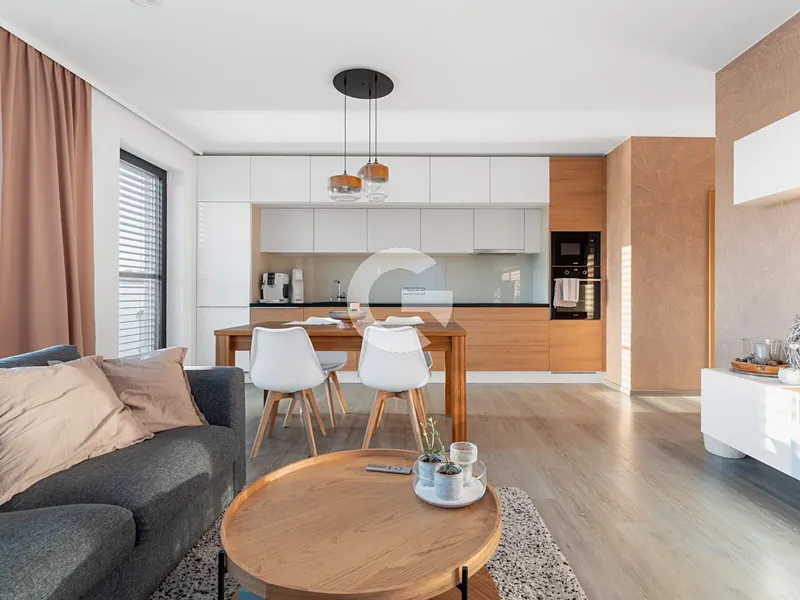Prostorný 4+kk 115 m2 s velkou terasou 20 m2 a 2 parkovacími